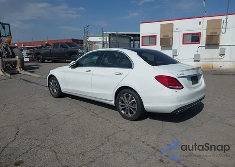 2016 Mercedes-Benz C 300 4Matic z USA, uszkodzony, nr VIN 55SWF4KB7GU100119